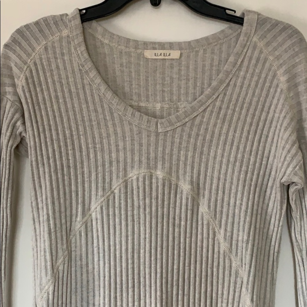 🎉 SOLD!!!! 2/$12. Illa Illa Top - Picture 2 of 7